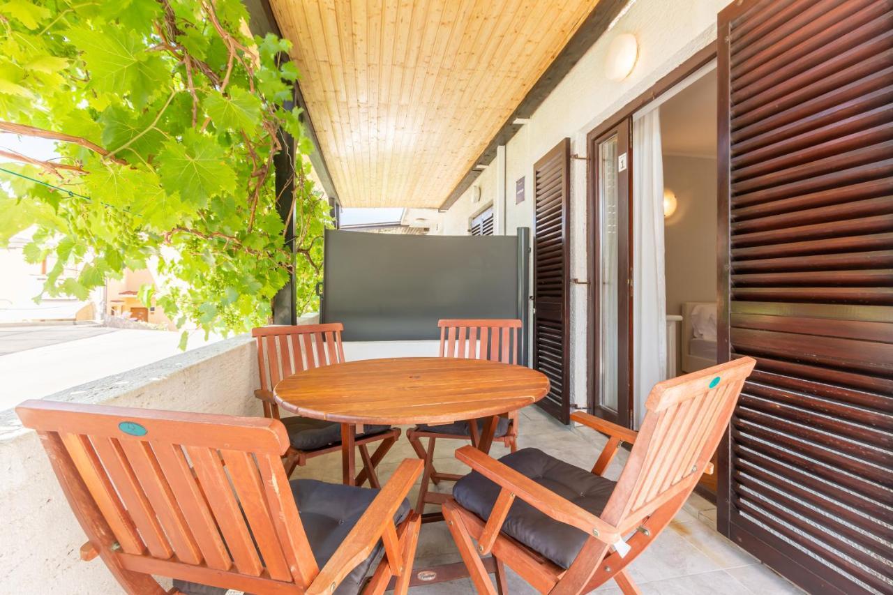 Apartments Vladan With Terrace Baška Eksteriør billede